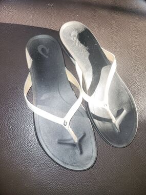 OLUKAI Women's Black  Footbed Flip Flops with White Straps SIZE 10